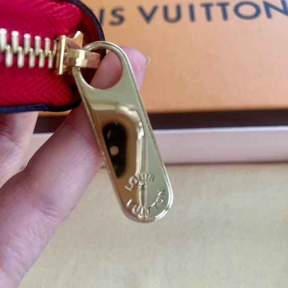 LV NEW Limites Edition Rose Indian Wallet Vernis - Picture 9 of 9